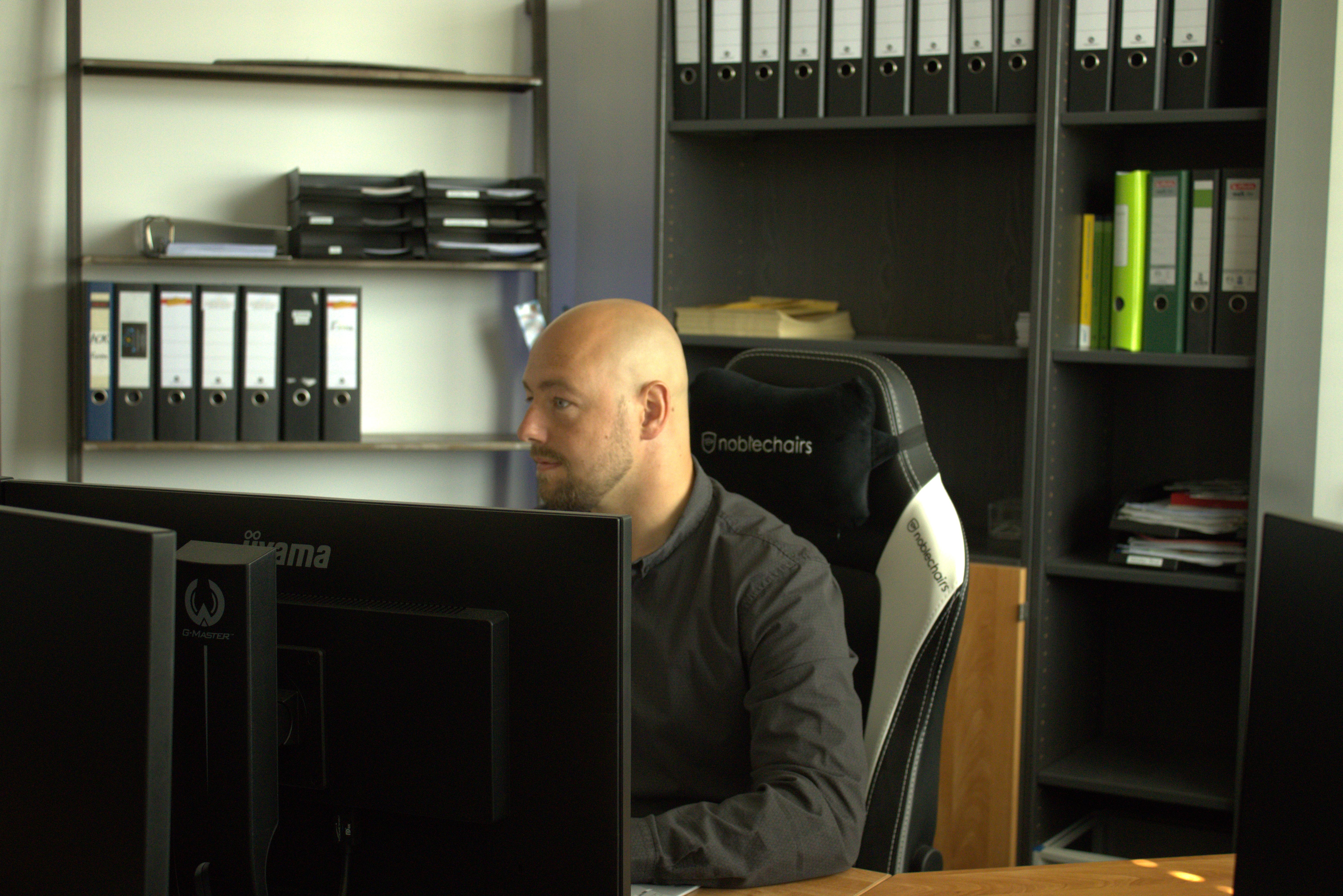 Ryan vor dem Computer am Schreibtisch.